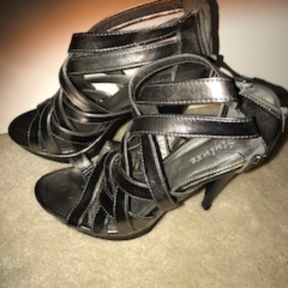 3/30 BEAUTIFUL!!!  Metallic Strappy Platform Sandals
